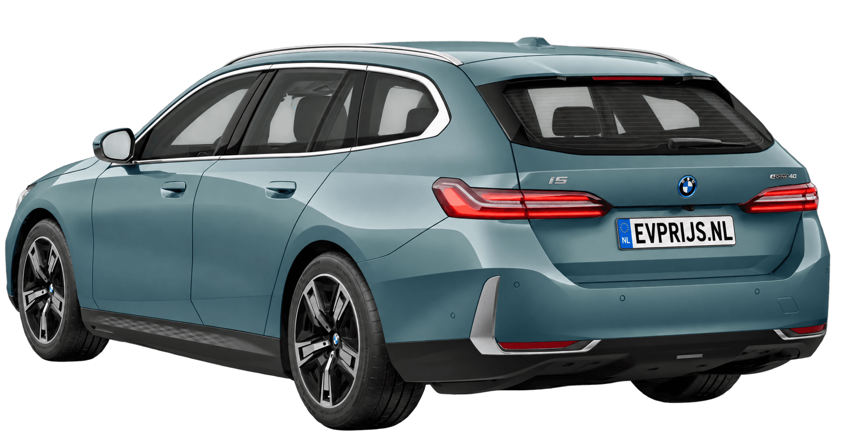 AI-bewerking (Imagegen) van officieel BMW Nederland-configuratorbeeld: i5 Touring achter-/zijaanzicht in Cape York Green metallic (configuratie BMW i5 eDrive40 Touring Standaarduitvoering, door de configurator aangepast voor deze lak); velgen en details kunnen per uitvoering afwijken, beeld 2
