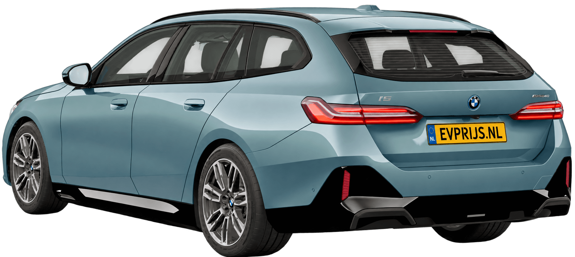 AI-bewerking (Imagegen) van officieel BMW Nederland-configuratorbeeld: i5 Touring M Sport Edition achter-/zijaanzicht in Cape York Green metallic (configuratie BMW i5 eDrive40 Touring M Sport Edition); velgen en details kunnen per uitvoering afwijken, beeld 2