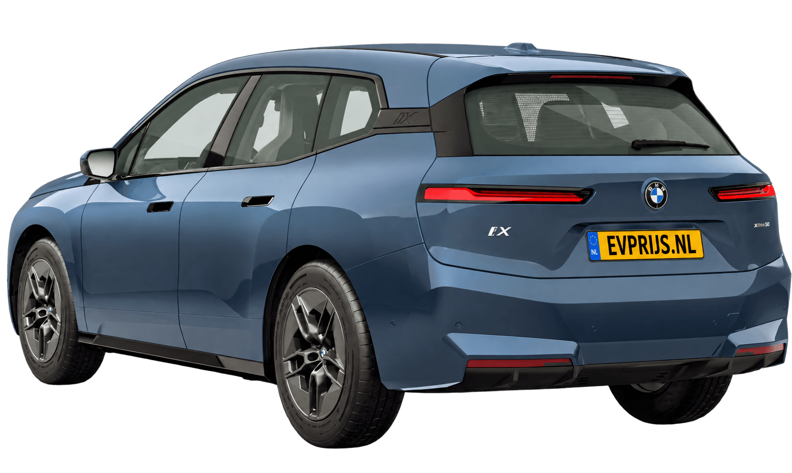 AI-bewerking (Imagegen) van officieel BMW Nederland-configuratorbeeld: iX achter-/zijaanzicht in Arctic Race Blue metallic (configuratie BMW iX xDrive45 Standaarduitvoering, door de configurator aangepast voor deze lak); velgen en details kunnen per uitvoering afwijken, beeld 2