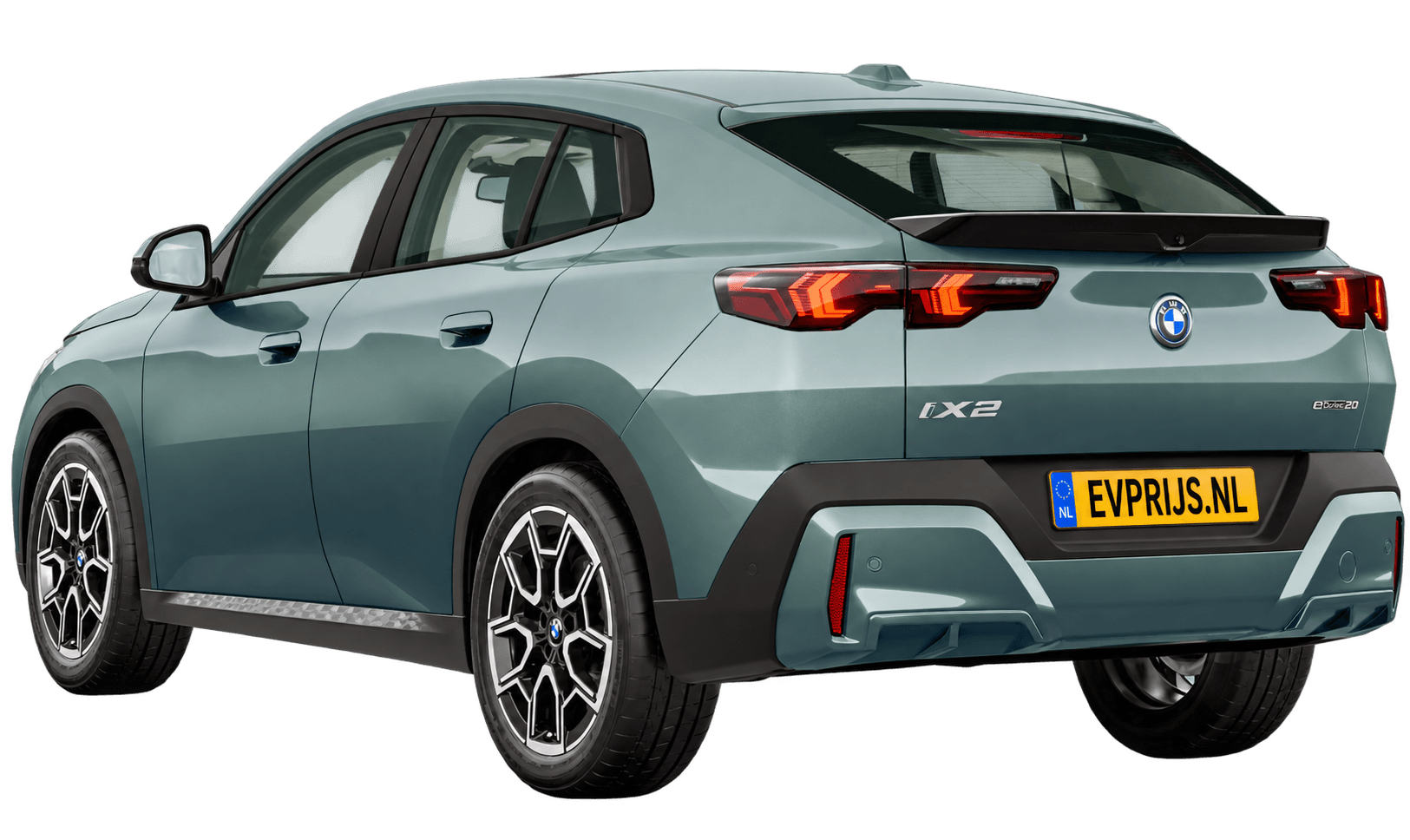 AI-bewerking (Imagegen) van officieel BMW Nederland-configuratorbeeld: iX2 achter-/zijaanzicht in Cape York Green metallic (configuratie BMW iX2 eDrive20 Standaarduitvoering); velgen en details kunnen per uitvoering afwijken, beeld 2