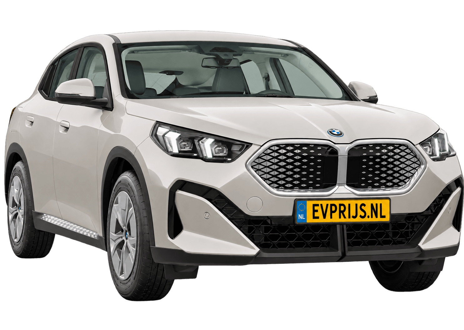 AI-bewerking (Imagegen) van officieel BMW Nederland-configuratorbeeld: iX2 voor-/zijaanzicht in Dune Grey (configuratie BMW iX2 eDrive20 Standaarduitvoering, door de configurator aangepast voor deze lak); uitvoering en velgen kunnen afwijken, beeld 11