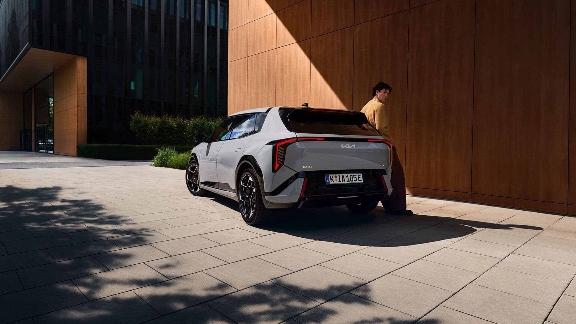 Kia EV4 tijdelijk modelbeeld; lak en uitvoering niet bevestigd, beeld 2