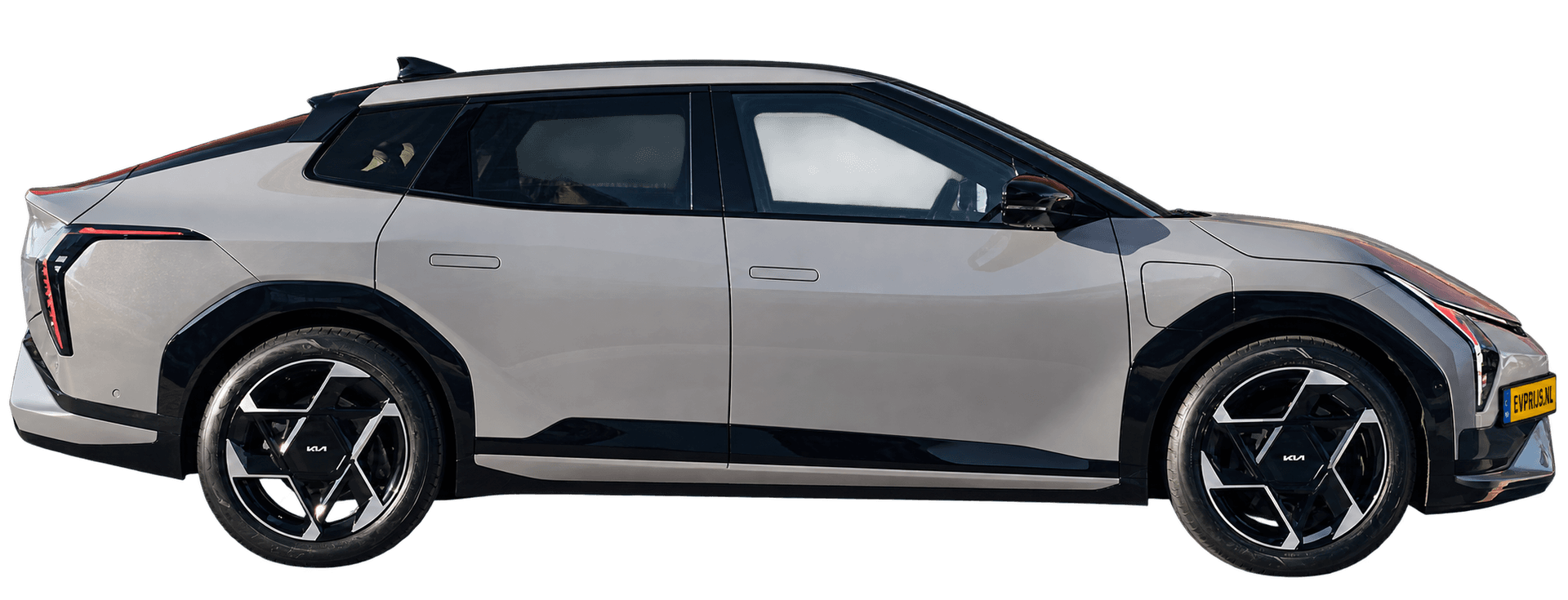 Kia EV4 Fastback zijaanzicht, vrijstaand AI-bewerkt modelbeeld; afgebeelde uitvoering GT-Line, gekozen lak, velgen en uitvoering niet volledig bevestigd, beeld 3
