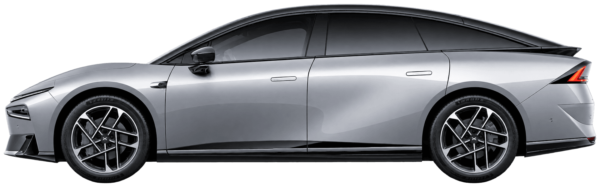XPENG P7+ in Silver Frost · kleurkiezer Nederlandse modelpagina; AI-bewerking (vrijstaand); velgen en uitvoering kunnen afwijken, beeld 6